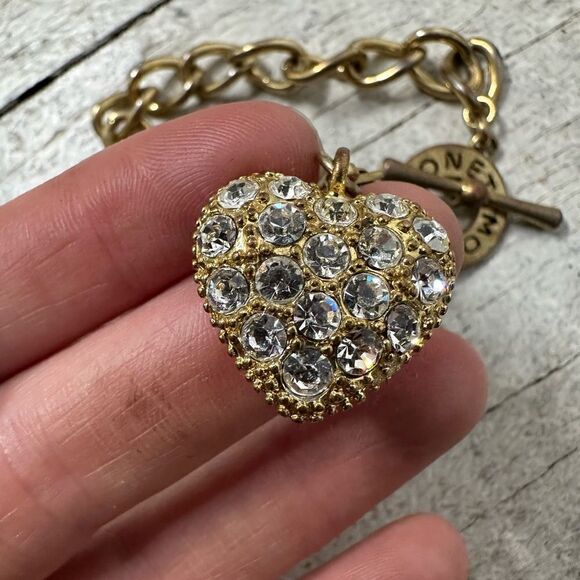 Vintage Monet Toggle Closure Chain Link Heart Charm Bracelet - Picture 4 of 7